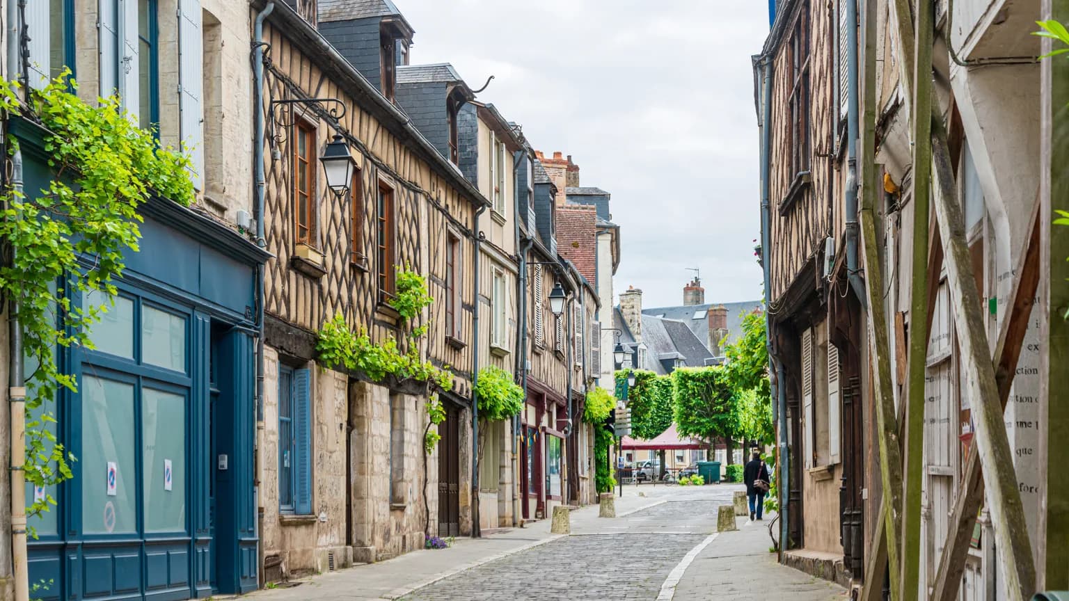 1-euro-houses-in-france-en-298294563