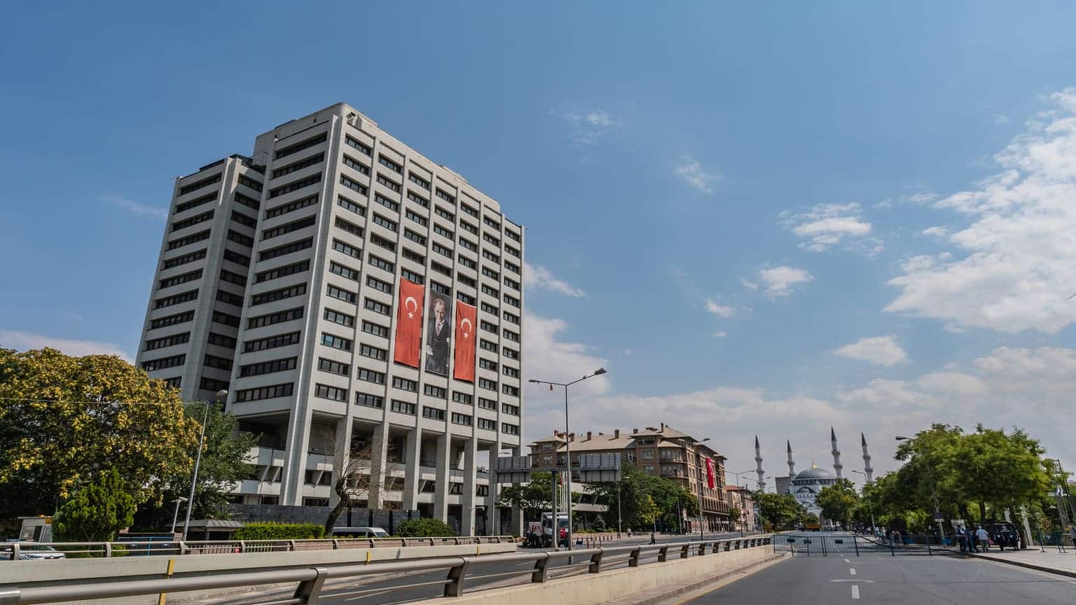 How to Choose a Turkish Bank and Open an Account: Updated Guide for Foreigners